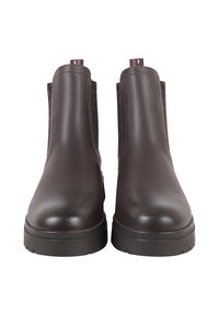 Brązowe skórzane botki za kostkę z elastycznymi panelami bocznymi, okrągłymi noskami i kontrastującą, wzorzystą tkaniną po bokach. Płaskie gumowe podeszwy.