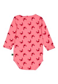 Lange mouwen roze rompertje met een rood krabpatroon. Zachte stof, ronde hals en drukknoopsluiting onderaan. Groene label aan de zijkant.