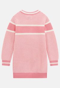 Maglione lavorato a maglia rosa con strisce bianche, tessuto testurizzato, scollatura a girocollo e polsini e orlo a coste. Presenta una vestibilità casual e rilassata.