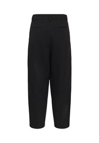 Pantalon noir court avec passants pour ceinture et deux poches arrière passepoilées, présenté de dos sur fond blanc.