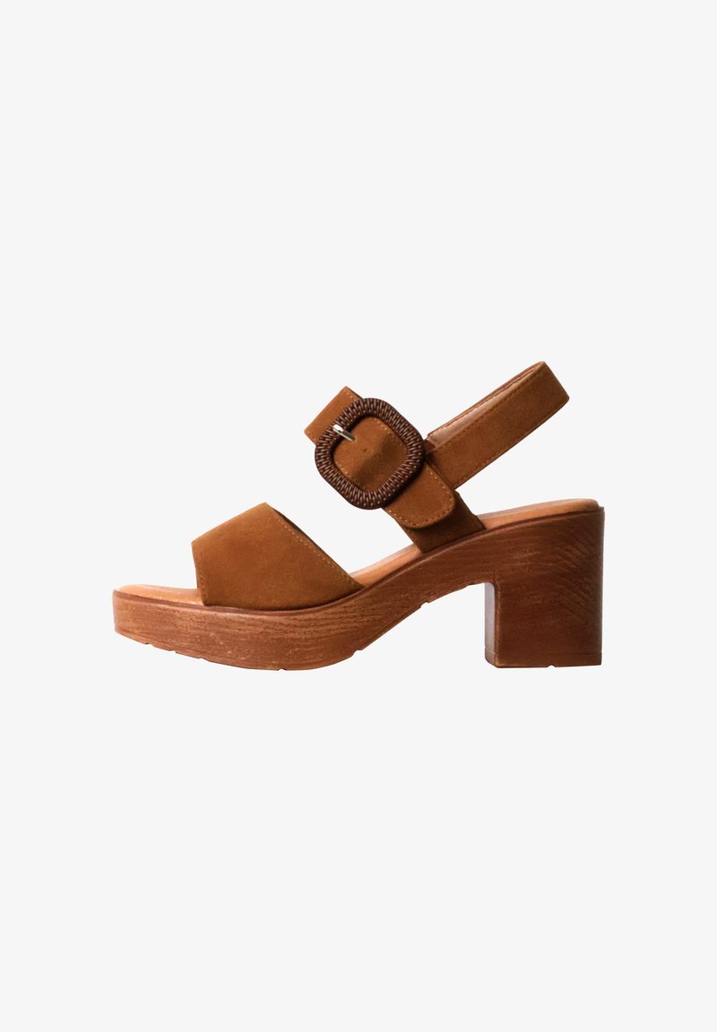 Sandale à bout ouvert en daim marron avec talon épais en bois et grande boucle carrée sur la bride de cheville, vue de profil sur fond blanc.
