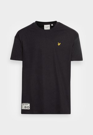 Sort T-shirt med korte ærmer og rund halsudskæring med lille gul fuglelogo på brystet og et rektangulært Lyle & Scott-mærke nær kanten.