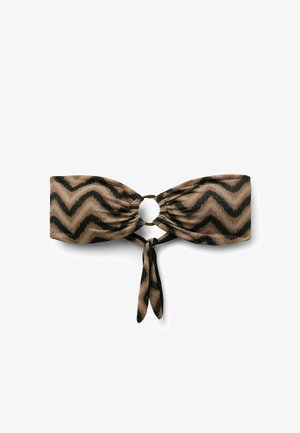 Haut de bikini bandeau avec un motif zigzag noir et marron, doté d'un anneau central et d'un nœud à nouer à l'avant.