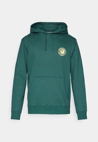 Groene hoodie met voorzak en een ronde beige logo op de linkerborst met de tekst "We zitten hier allemaal samen doorheen, red onze thuisplaneet."