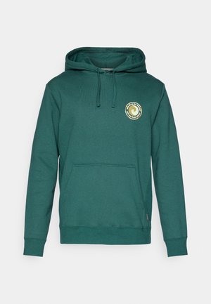 Groene hoodie met voorzak en een ronde beige logo op de linkerborst met de tekst "We zitten hier allemaal samen doorheen, red onze thuisplaneet."