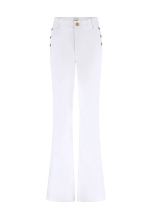Pantalon évasé taille haute blanc avec détails de boutons latéraux et poches avant, équipé d'une fermeture à bouton métal et de passants pour ceinture.
