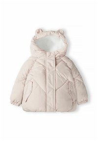 Mīksts, pufains jākts maigi rozā krāsā ar lāča ausīm uz kapuces, kuram ir rāvējslēdzēja aizdare, sānu kabatas un elastīgas aproces.