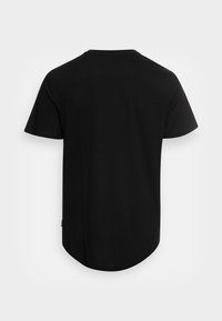 Schwarzes T-Shirt aus Baumwolle mit rundem Halsausschnitt und kurzen Ärmeln, mit abgerundetem Saum und minimalen Details.