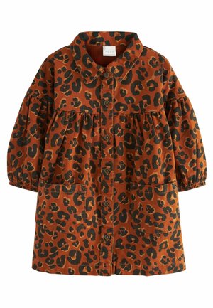 Sukienka w cętki pantery w kolorze pomarańczowym i czarnym, z kołnierzykiem, zapięciem na guziki z przodu, bufkami na rękawach i dwoma kieszeniami z przodu. Wykonana z teksturowanej tkaniny.
