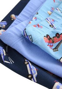 Kolme kangasta: tummansininen poliisiautojen kuvioilla, vaaleansininen hätäajoneuvojen kuvioilla ja yksivärinen vaaleansininen, kaikki pehmeästä puuvillasta.