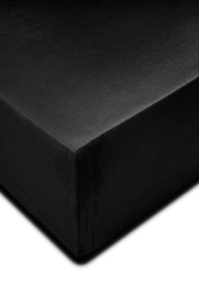 Černá matrace s hladkým matným textilním povrchem; okraje vykazují čistý a jednoduchý design bez vzorů nebo akcentů.