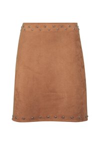 Mini-jupe en suède marron avec des accents en clous argentés le long de la taille et de l'ourlet, dotée d'une texture lisse et d'une silhouette ajustée.