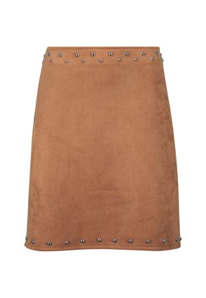 Mini-jupe en suède marron avec des accents en clous argentés le long de la taille et de l'ourlet, dotée d'une texture lisse et d'une silhouette ajustée.