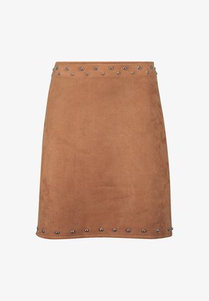 Brun ruskinds mini nederdel med sølvfarvede nitter langs taljen og kanten, med en glat tekstur og tætsiddende silhuet.