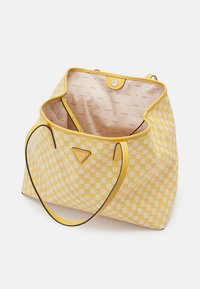 Guess VIKKY II SET - Pirkinių krepšys - yellow