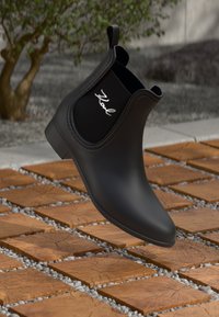 Wybrany, black/silver-coloured
