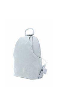 Sac à dos synthétique gris à la forme arrondie distinctive, équipé d'une poignée supérieure, d'une sangle réglable et d'un détail de marque en relief.