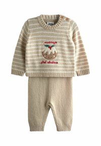 Beige triibuline kudumissvett, ümar kaelus ja nupuvoldiga, millel on pidulik pudingu disain. Komplektis on sobivad beeži värvi kootud püksid.