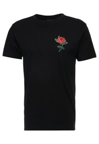 Černé tričko s krátkým rukávem a kulatým výstřihem se na levé straně hrudi vyšívanou malou červenou růží a zelenými listy.