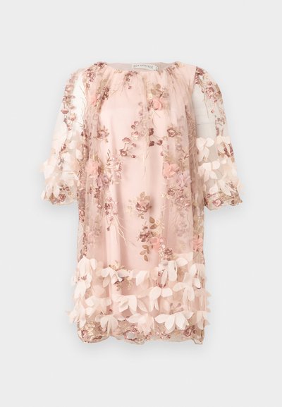 Ροζ διάφανο φόρεμα με 3D floral εφαρμογές, κεντημένα λουλούδια και σκάλισμα στο τελείωμα, με μανίκια μέσης μήκους και στρογγυλή λαιμόκοψη.