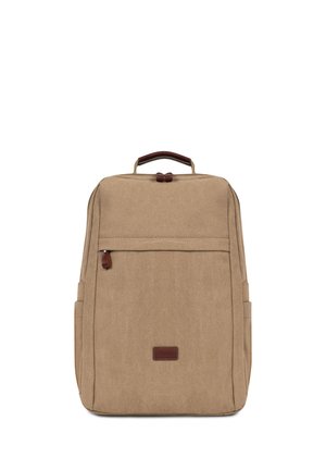 Sac à dos rectangulaire marron clair avec poche avant zippée et poignée en cuir marron foncé ainsi que des tirettes de fermeture éclair, présenté sur fond blanc.