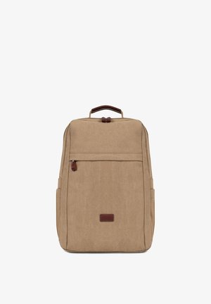 Sac à dos rectangulaire marron clair avec poche avant zippée et poignée en cuir marron foncé ainsi que des tirettes de fermeture éclair, présenté sur fond blanc.