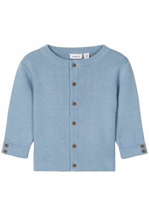 Hellblauer gestrickter Strickjacke für Kleinkinder mit rundem Ausschnitt, braunen Knöpfen vorne und an den Ärmelbündchen, langen Ärmeln.