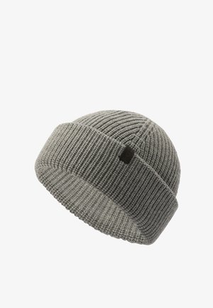 Grijze gebreide beanie met een geribbelde structuur en een omgeslagen boord. Heeft een klein, verhoogd logopatch aan de zijkant.