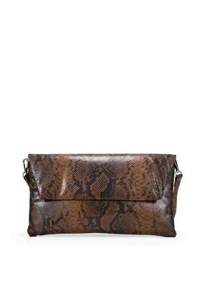 Bolso de mano de cuero con estampado de serpiente marrón, diseño plano, solapa plegable y correa de hombro desmontable. Superficie texturizada con acabado brillante.