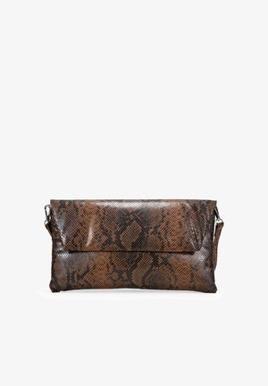 Bolso de mano de cuero con estampado de serpiente marrón, diseño plano, solapa plegable y correa de hombro desmontable. Superficie texturizada con acabado brillante.