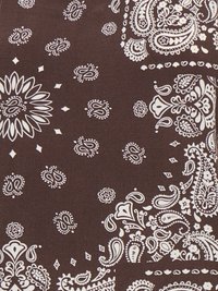 Καφέ ύφασμα με λευκά σχέδια paisley, λουλουδιών και γεωμετρικά, τοποθετημένα σε διάσπαρτο, διακοσμητικό σχέδιο.