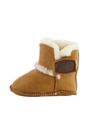 Tan suède laars met faux fur voering, ronde neus en gestikte details. Bevat een rechthoekig leren label met logo aan de zijkant.