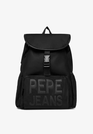 Zaino nero con patta anteriore e fibbia, tasche laterali e grande logo in rilievo "PEPE JEANS" sulla tasca frontale con cerniera.