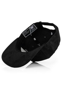 Gorra de béisbol negra hecha de un material suave similar al ante, con visera curvada, correa ajustable y un forro interior estampado.
