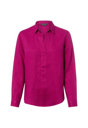 Bluzka z długim rękawem w kolorze magenta z kołnierzykiem, ukrytym zapięciem na guziki i prostym dołem, prezentowana na białym tle.