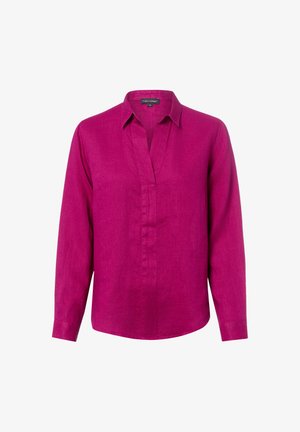Langere magenta blouse met kraag, verborgen knoopsluiting en een rechte zoom, getoond op een witte achtergrond.