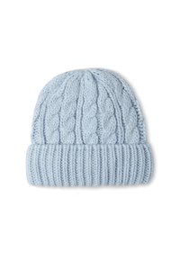 Berretto di maglia azzurro chiaro con design a trecce sul corpo principale e una fascia a coste in basso; texture morbida.