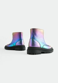 Stivaletti metallici dai colori dell'arcobaleno con una finitura testurizzata, dotati di una suola chunky nera e punta rotonda. Il design include dettagli cuciti.