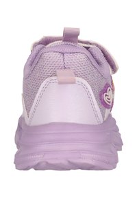 Baskets pour enfants violettes avec une tige en maille, un col rembourré, une sangle à boucle et un semelle en caoutchouc texturé. Détail en forme de cœur.