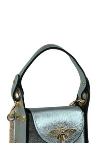 Mini handtas van metallic zilver met zwarte accenten, voorzien van een goudkleurige bij-vormige hardware en een kettingband. Gladde textuur, geometrische vorm.