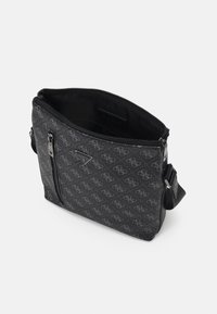 Borsa a spalla nera realizzata in tessuto a fantasia con chiusura a zip. Presenta dettagli del logo e una tasca esterna con minuteria argentata.