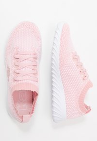 Růžové pletené tenisky s texturovaným svrškem, se šněrováním a bílou gumovou podrážkou s drážkovanými detaily. Lehký a flexibilní design.