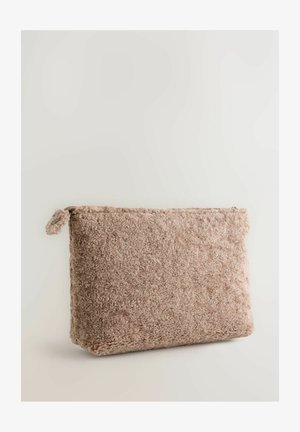 Teksturowana beżowa saszetka wykonana z miękkiego, puszystego materiału. Prostokątny kształt z zamknięciem na zamek błyskawiczny i małą pętelką.