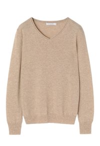 Maglione beige a V realizzato in tessuto morbido, con maniche lunghe e polsini a costine. Texture liscia senza motivi o dettagli visibili.