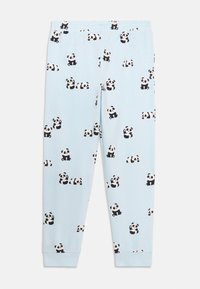 Blauwe pyjamabroek van zacht stof, met een geheel zwart-wit panda print. Elastische tailleband en tapered boorden.