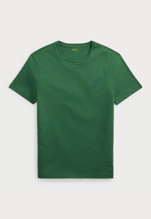 Groene katoenen T-shirt met een ronde hals en korte mouwen. Heeft een klein blauw logo op de linkerborst. Soepele textuur.