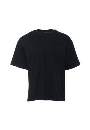 Camiseta de algodón negra con cuello redondo, mangas cortas y un bolsillo en el pecho. Presenta un ajuste relajado y rectangular, así como una textura suave.