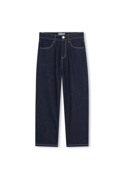 Donkerblauwe spijkerbroek met een rechte pijp, voorzien van witte stiksels, een knoopsluiting aan de voorkant en twee voorzakken.