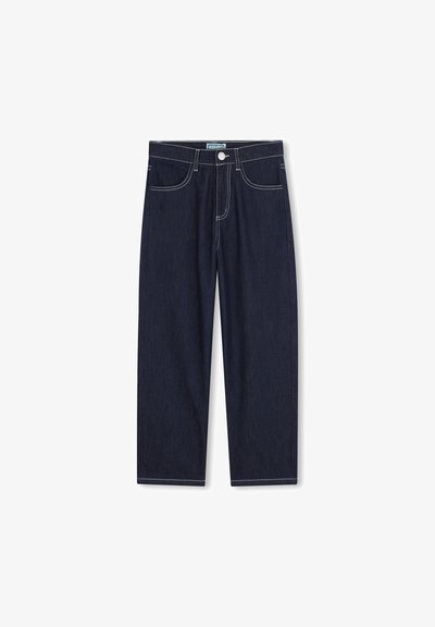Donkerblauwe spijkerbroek met een rechte pijp, voorzien van witte stiksels, een knoopsluiting aan de voorkant en twee voorzakken.