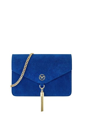 Pochette en daim bleu avec bandoulière chaîne dorée, emblème logo doré sur le rabat et pompon doré suspendu au centre avant.